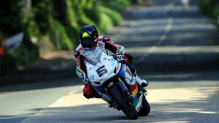 Ταχύτερος όλων στα πρώτα δοκιμαστικά του IOMTT 2014, ο Bruce Anstey.